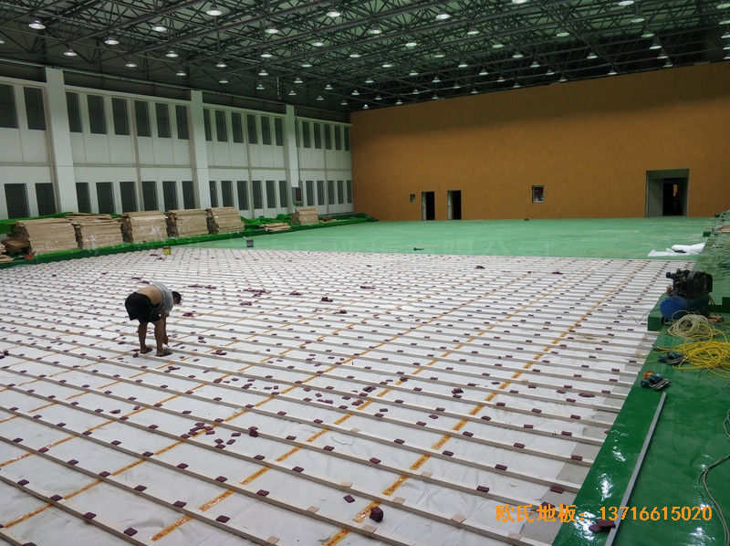 云南富寧一中籃球館運(yùn)動(dòng)木地板施工案例1